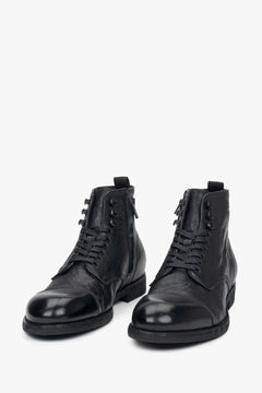 Schwarze Herren-Stiefeletten aus Leder mit Schnürung von Estro – Nahaufnahme der Schuhspitze.
