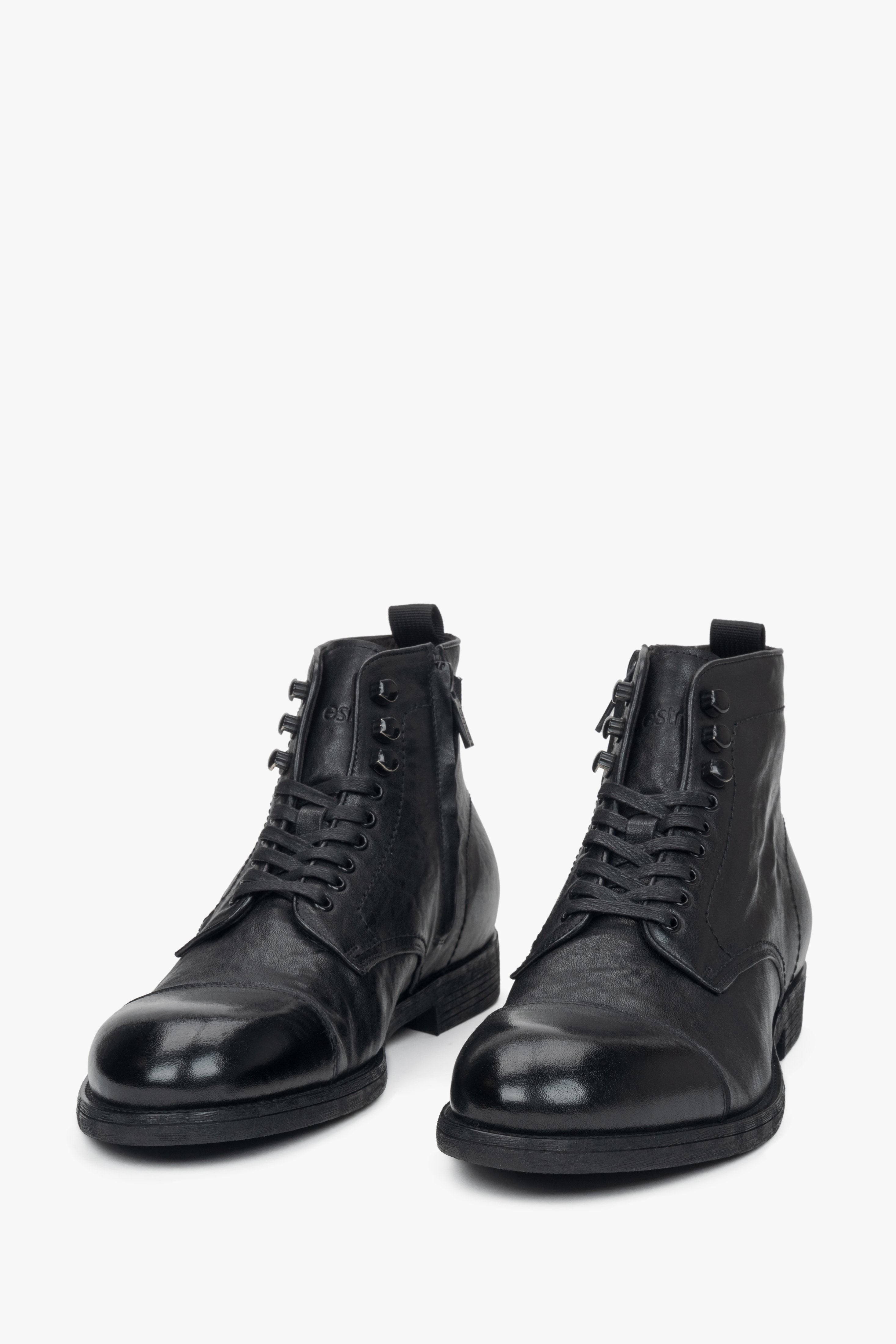Schwarze Herren-Stiefeletten aus Leder mit Schnürung von Estro – Nahaufnahme der Schuhspitze.
