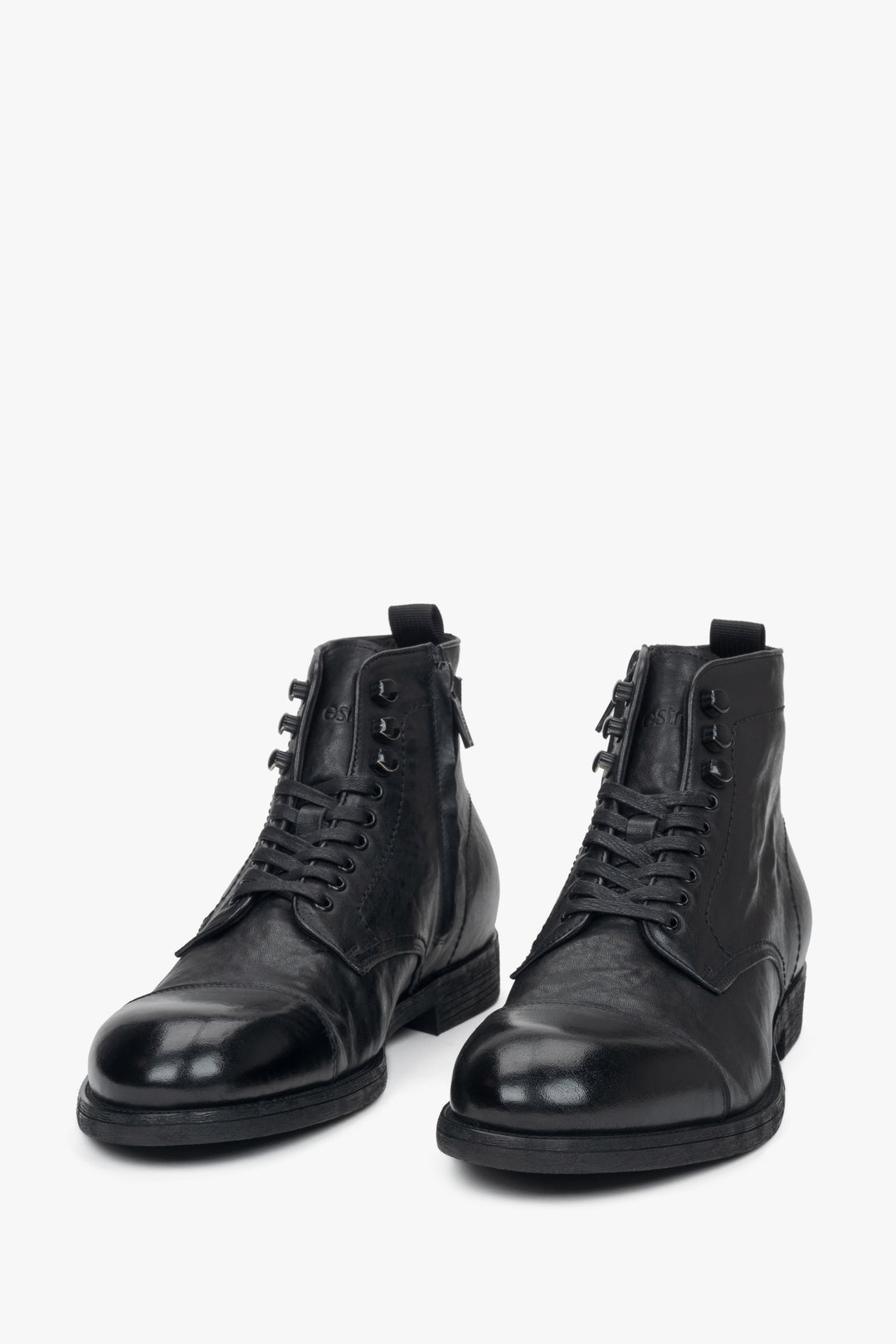 Schwarze Herren-Stiefeletten aus Leder mit Schnürung von Estro – Nahaufnahme der Schuhspitze.