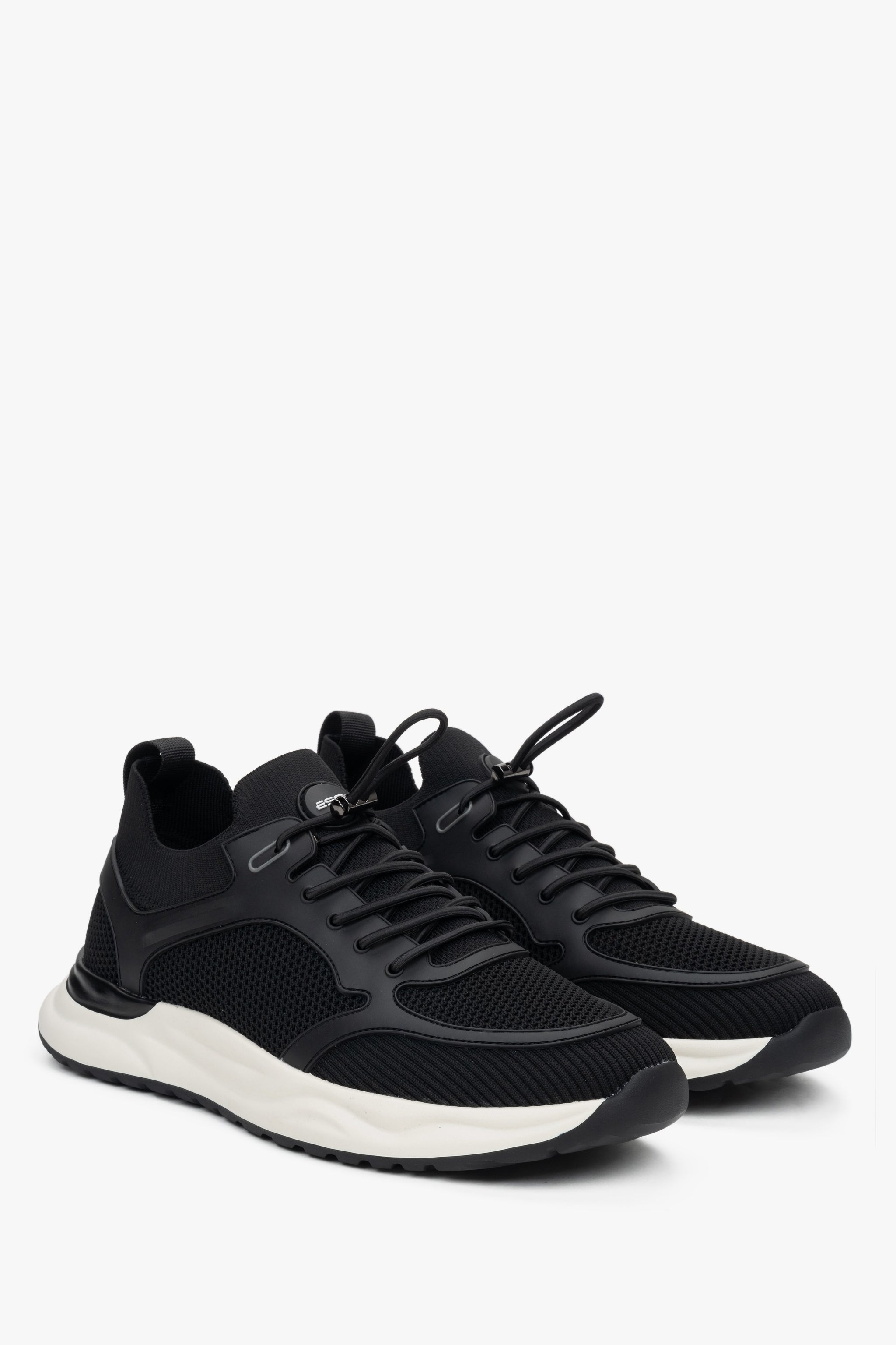 Schräge Ansicht der sportlichen Sneaker für Herren in Schwarz von ES8.