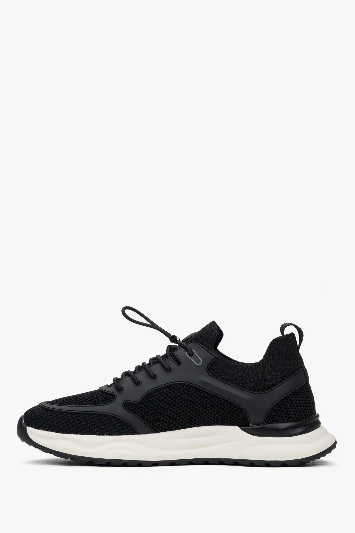 Flache Seitenansicht der anderen Seite des bequemen Sneakers mit flexibler Kontrastsohle.