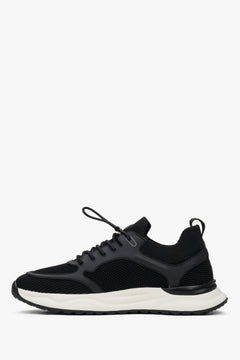 Flache Seitenansicht der anderen Seite des bequemen Sneakers mit flexibler Kontrastsohle.