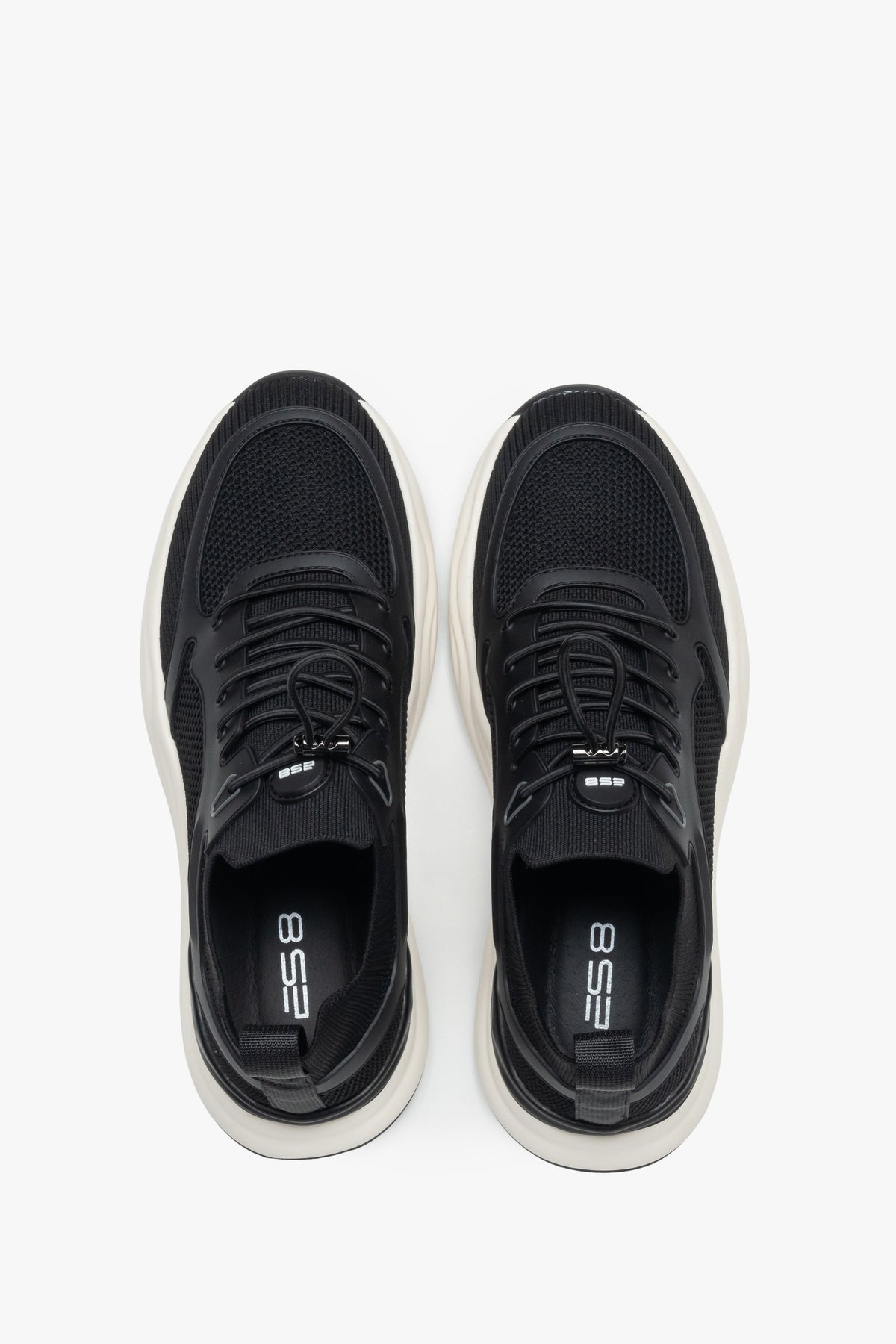 Draufsicht auf das Paar schwarzer Sneaker mit praktischer Schnellschnürung.