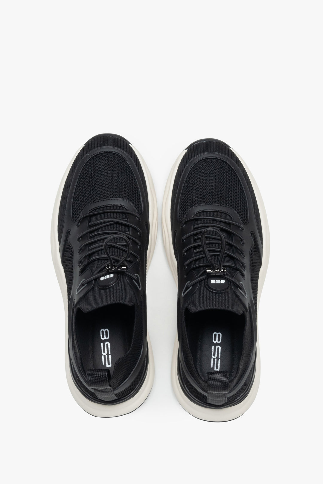 Draufsicht auf das Paar schwarzer Sneaker mit praktischer Schnellschnürung.