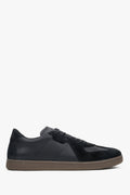 Flaches Seitenprofil der schwarzen Herren-Sneaker aus Leder und Velours mit brauner Sohle
