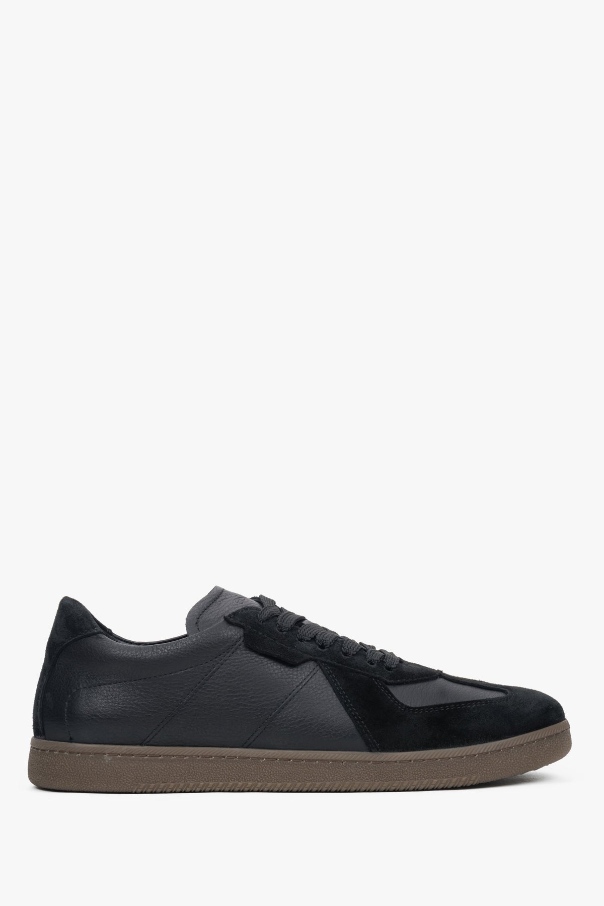 Flaches Seitenprofil der schwarzen Herren-Sneaker aus Leder und Velours mit brauner Sohle