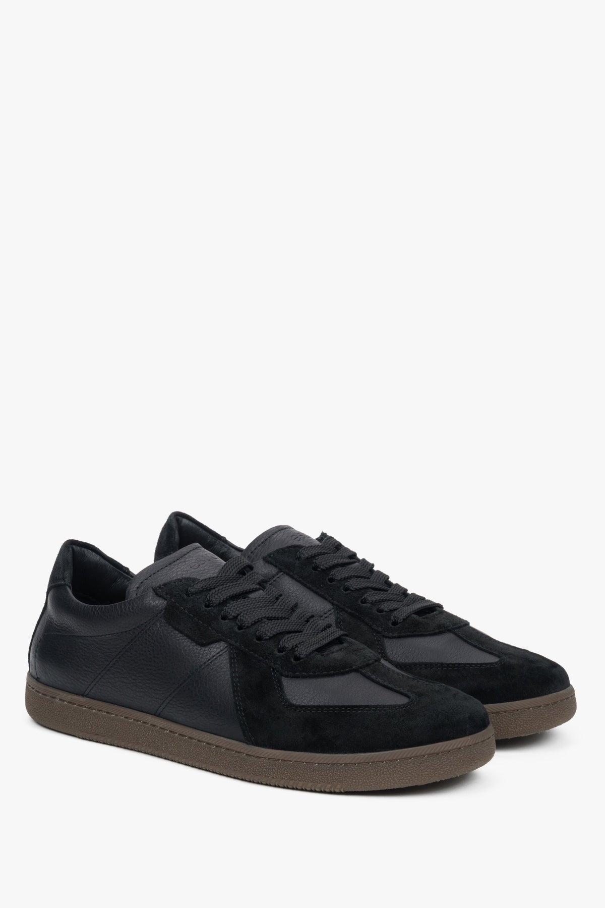 Schräge Frontalansicht des Paares schwarzer Premium-Sneaker für Herren