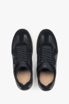 Symmetrische Draufsicht auf das Paar schwarzer Herren-Sneaker