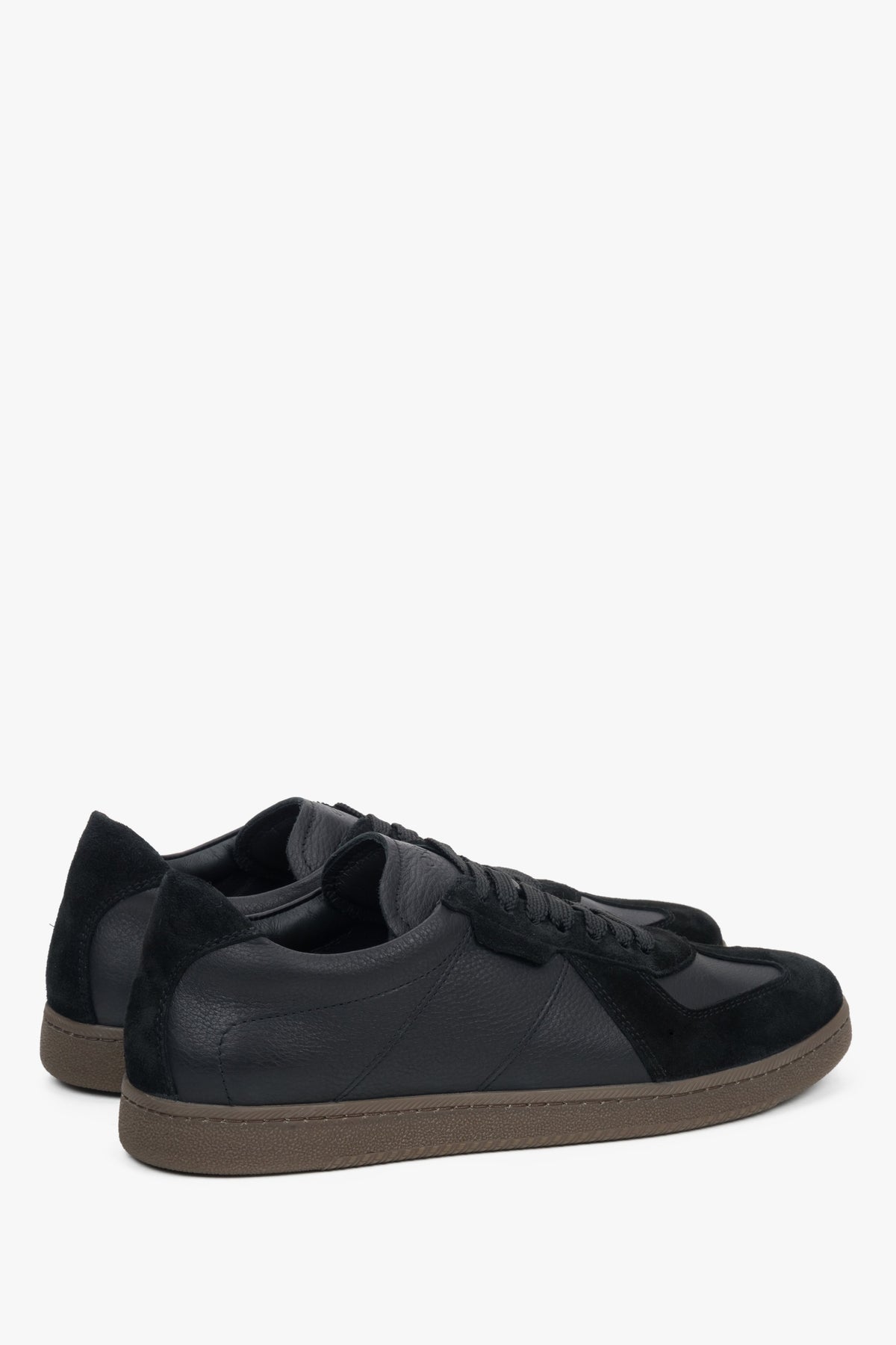 Rückwärtige schräge Perspektive der schwarzen Herren-Sneaker mit flexibler Gummisohle
