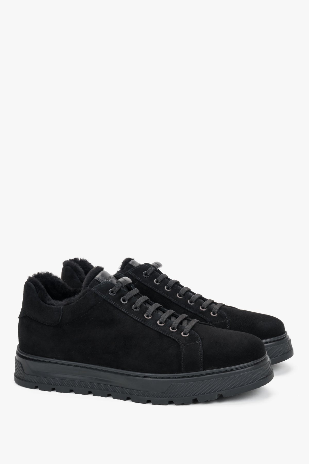 Diagonale Seitenansicht des rechten schwarzen Wintersneakers für Herren