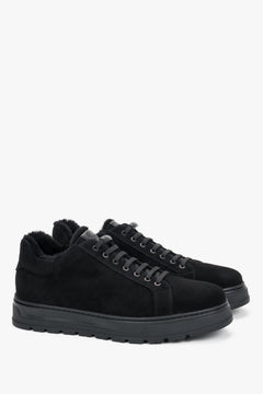 Diagonale Seitenansicht des rechten schwarzen Wintersneakers für Herren