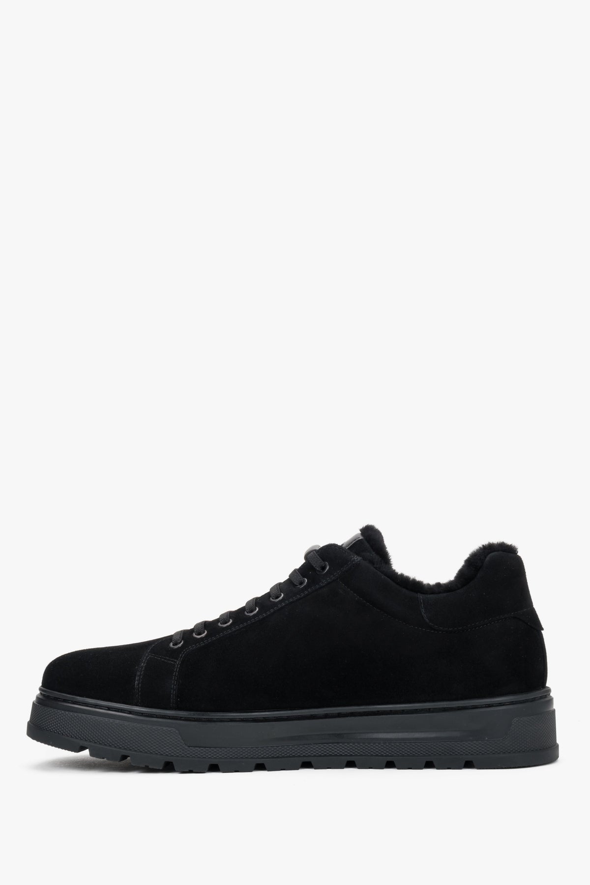 Reines Seitenprofil des rechten schwarzen Velours-Sneakers mit dunkler Gummisohle