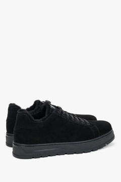 Diagonale Rückansicht des schwarzen Velours-Sneakers mit sichtbarer Schnürung
