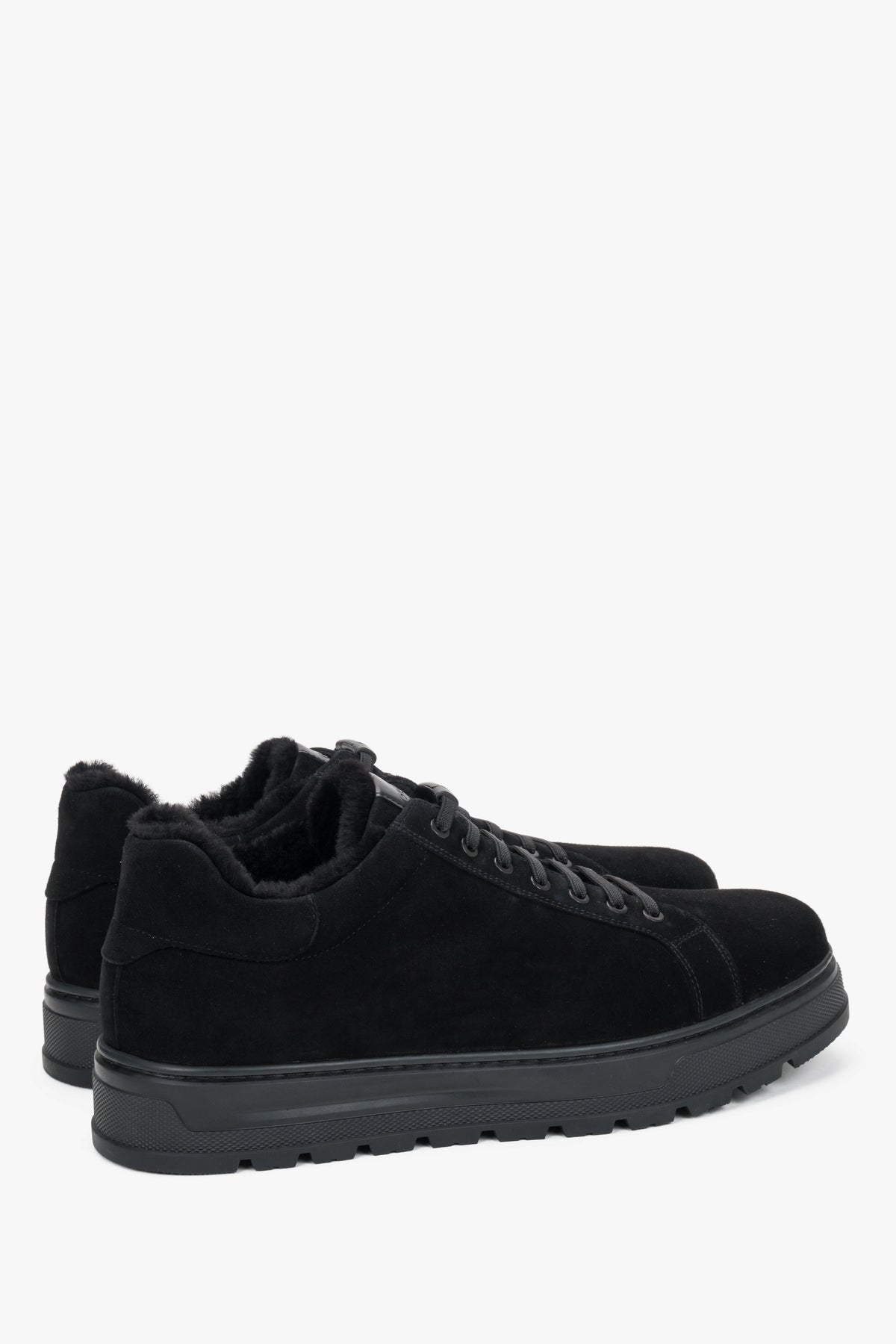 Diagonale Rückansicht des schwarzen Velours-Sneakers mit sichtbarer Schnürung