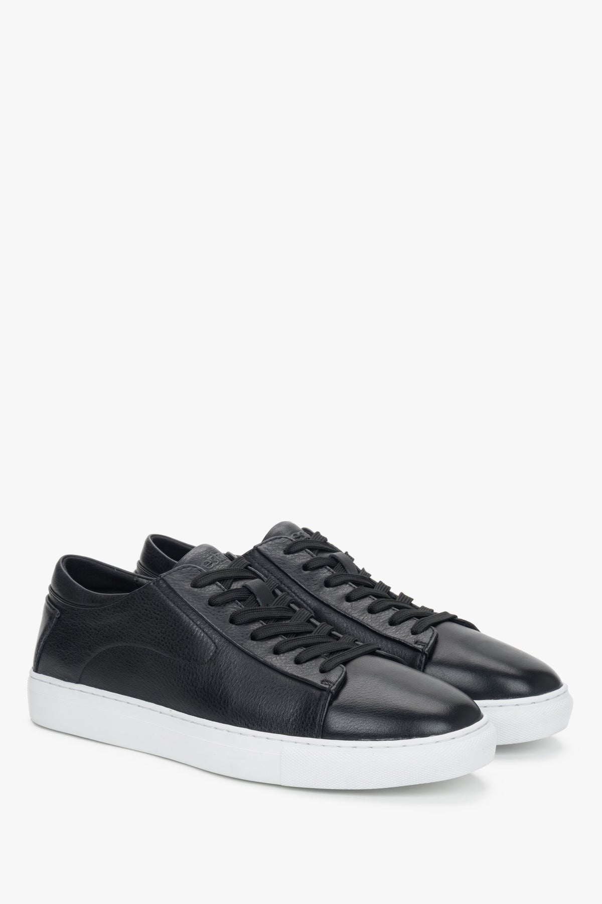 Schräge Ansicht der schwarzen Herren-Sneaker mit weißer Kontrastsohle.
