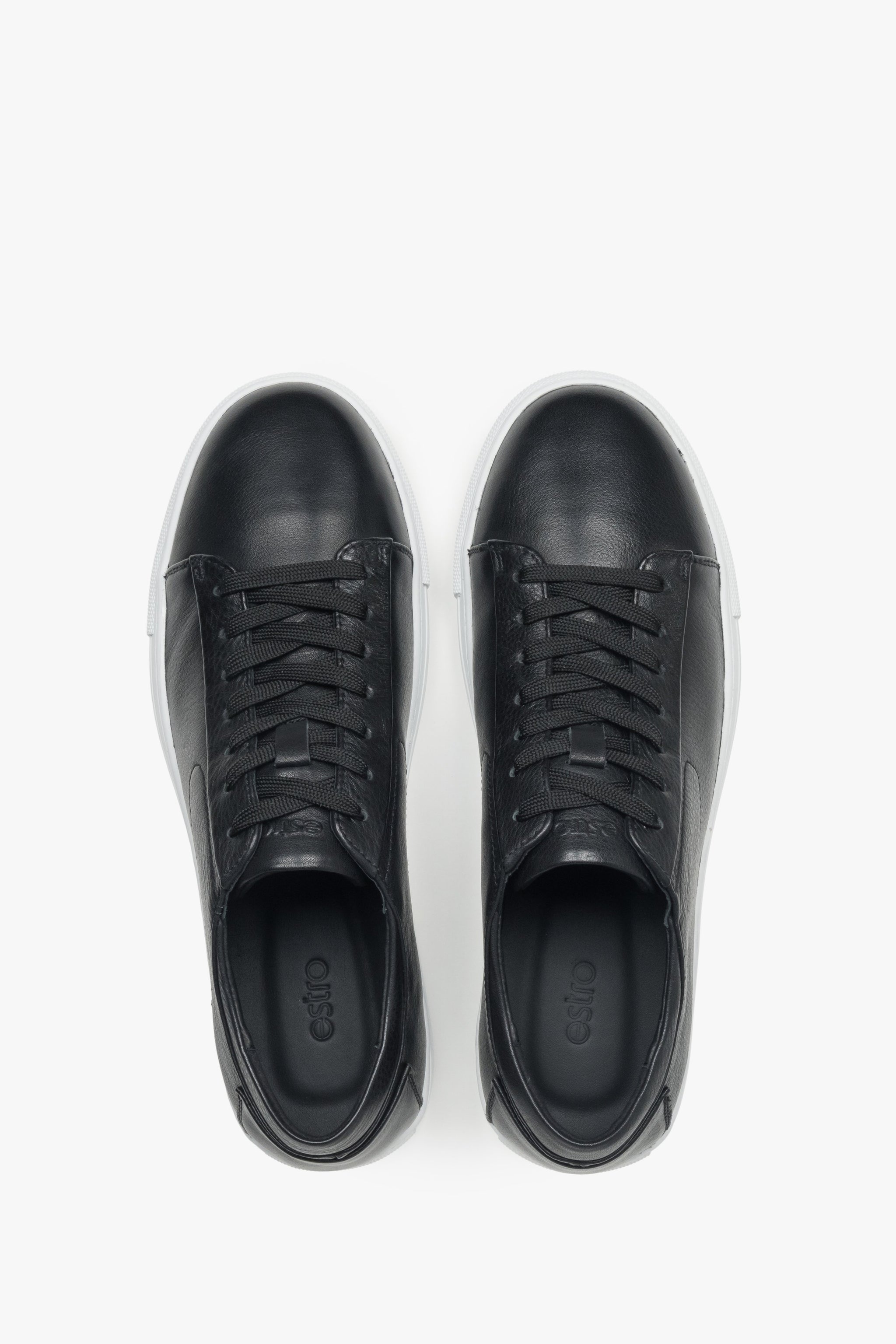 Draufsicht auf die klassischen schwarzen Sneaker für Herren von Estro.