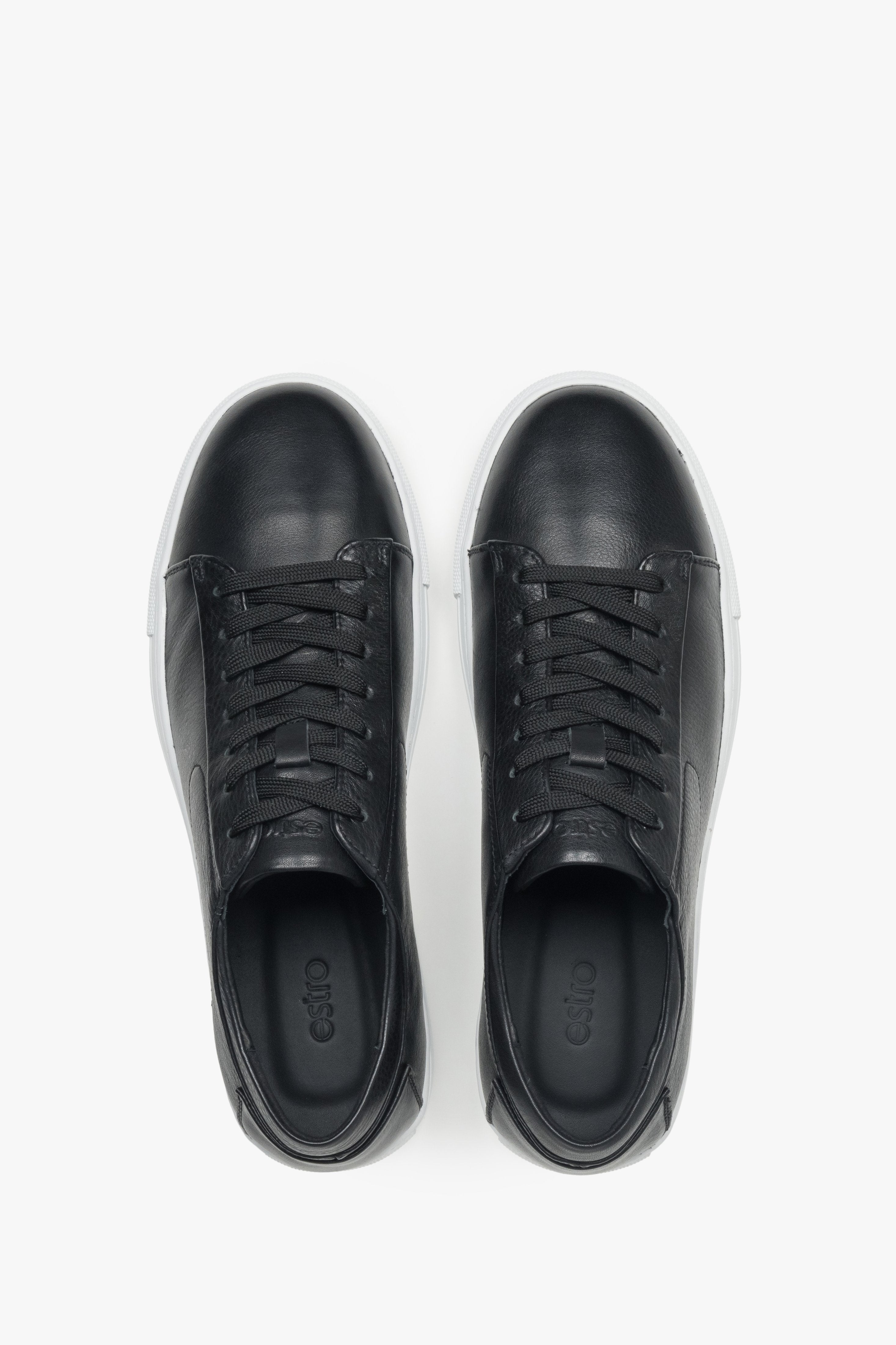 Draufsicht auf die klassischen schwarzen Sneaker für Herren von Estro.