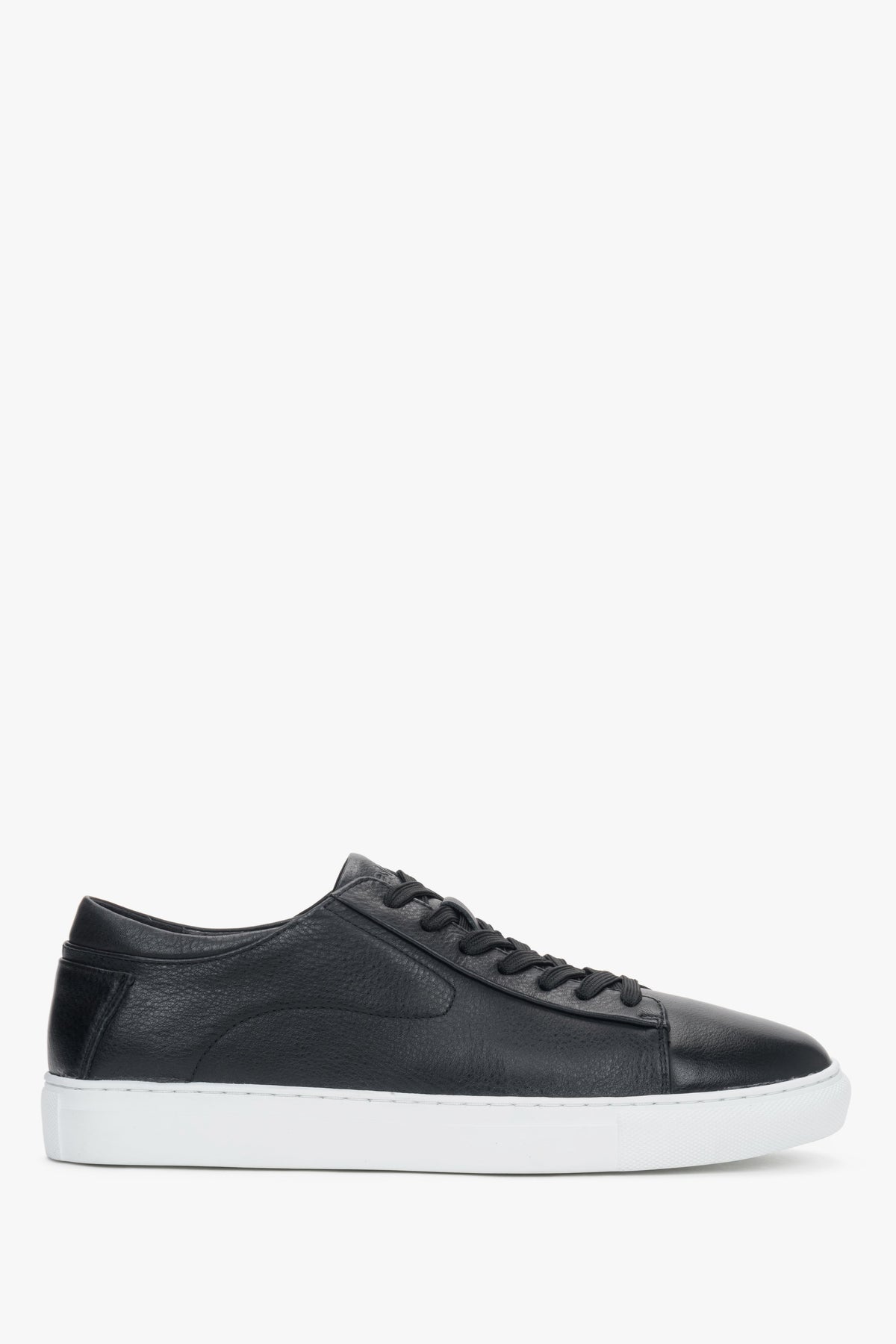 Flache Seitenansicht der anderen Seite des schwarzen Echtleder-Sneakers.