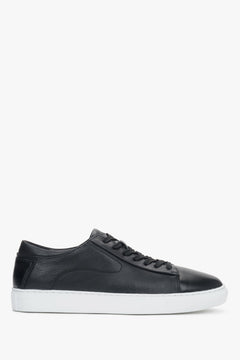 Flache Seitenansicht der anderen Seite des schwarzen Echtleder-Sneakers.