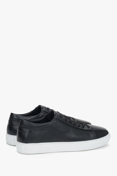 Schräge Ansicht des sportlich-eleganten schwarzen Herren-Sneakers.
