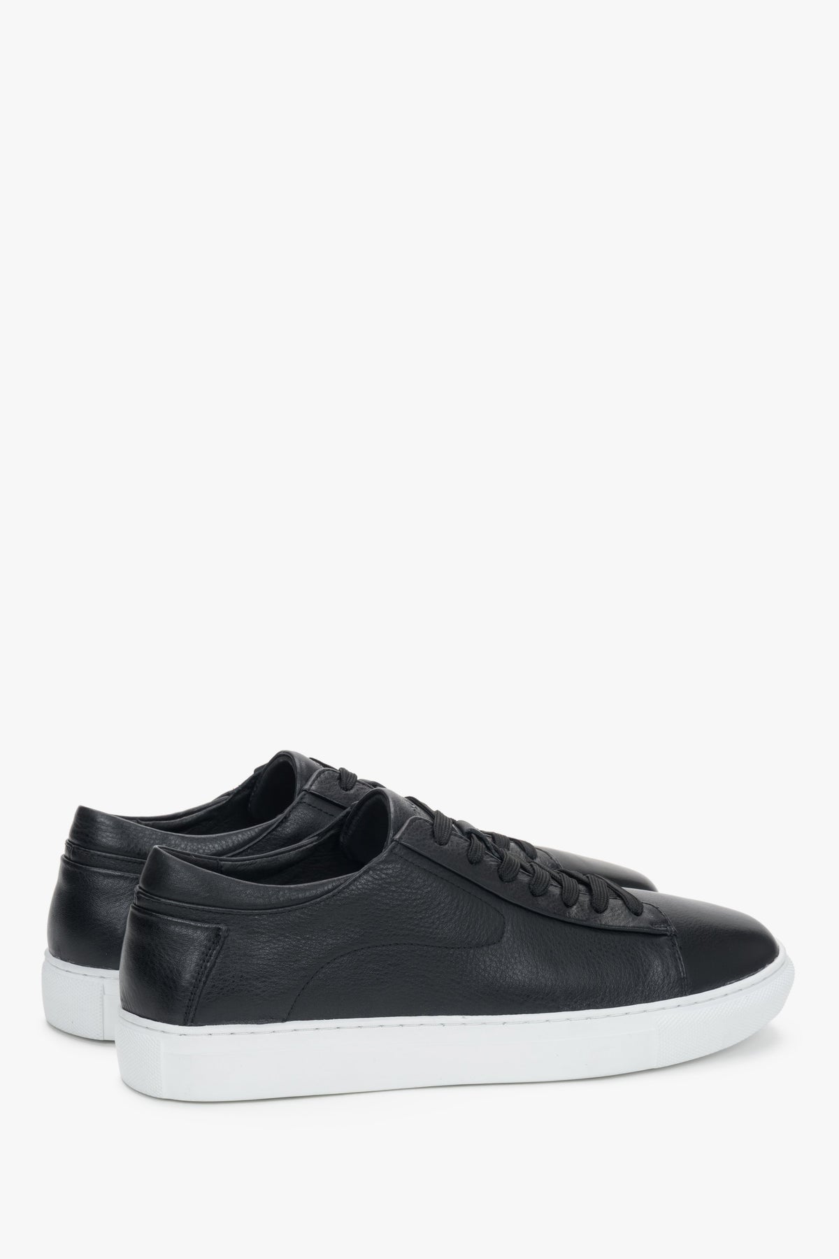 Schräge Ansicht des sportlich-eleganten schwarzen Herren-Sneakers.