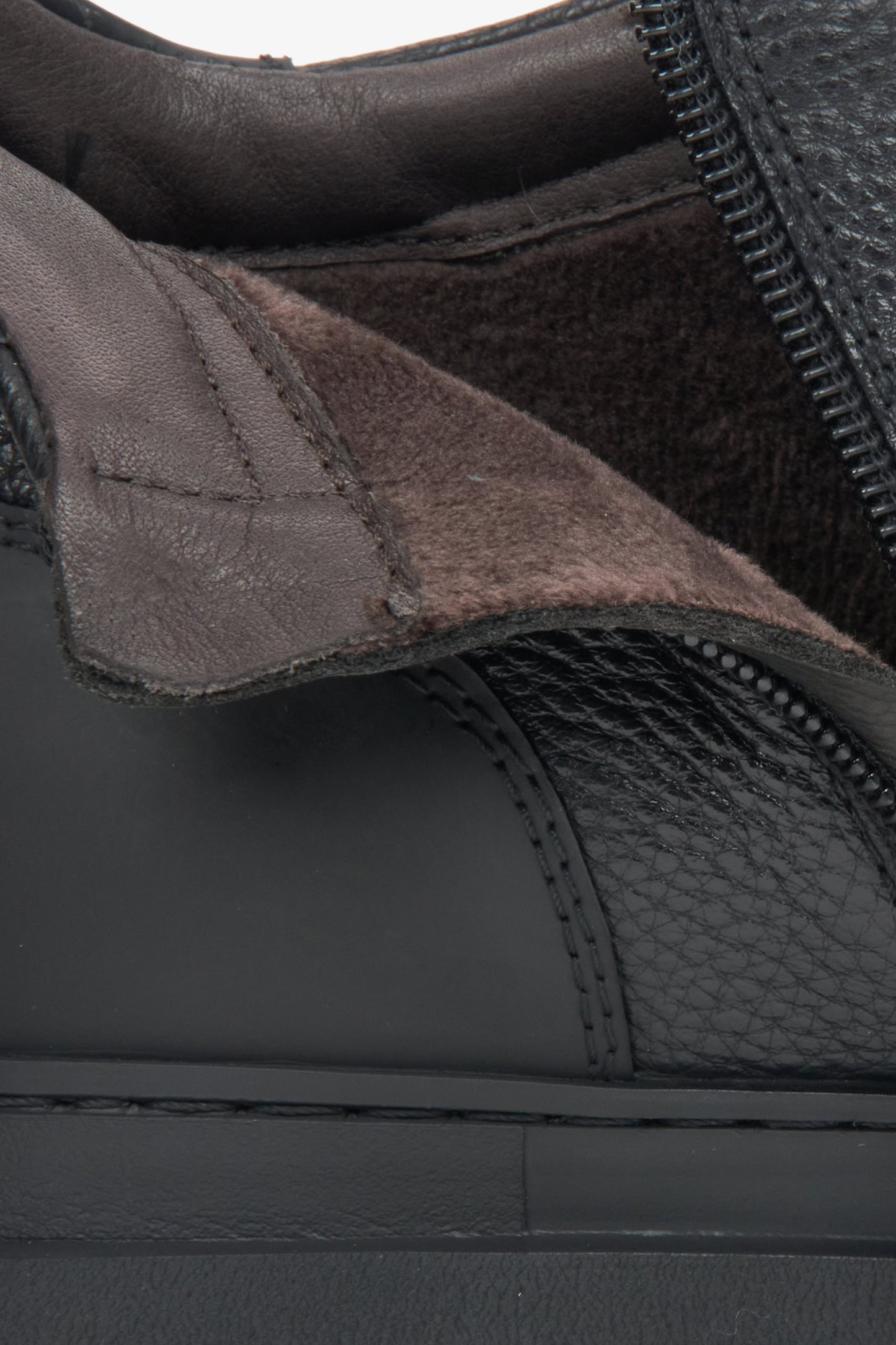 Herren-Stiefeletten aus schwarzem Echtleder mit warmer Fütterung, gefertigt von Estro – Details.