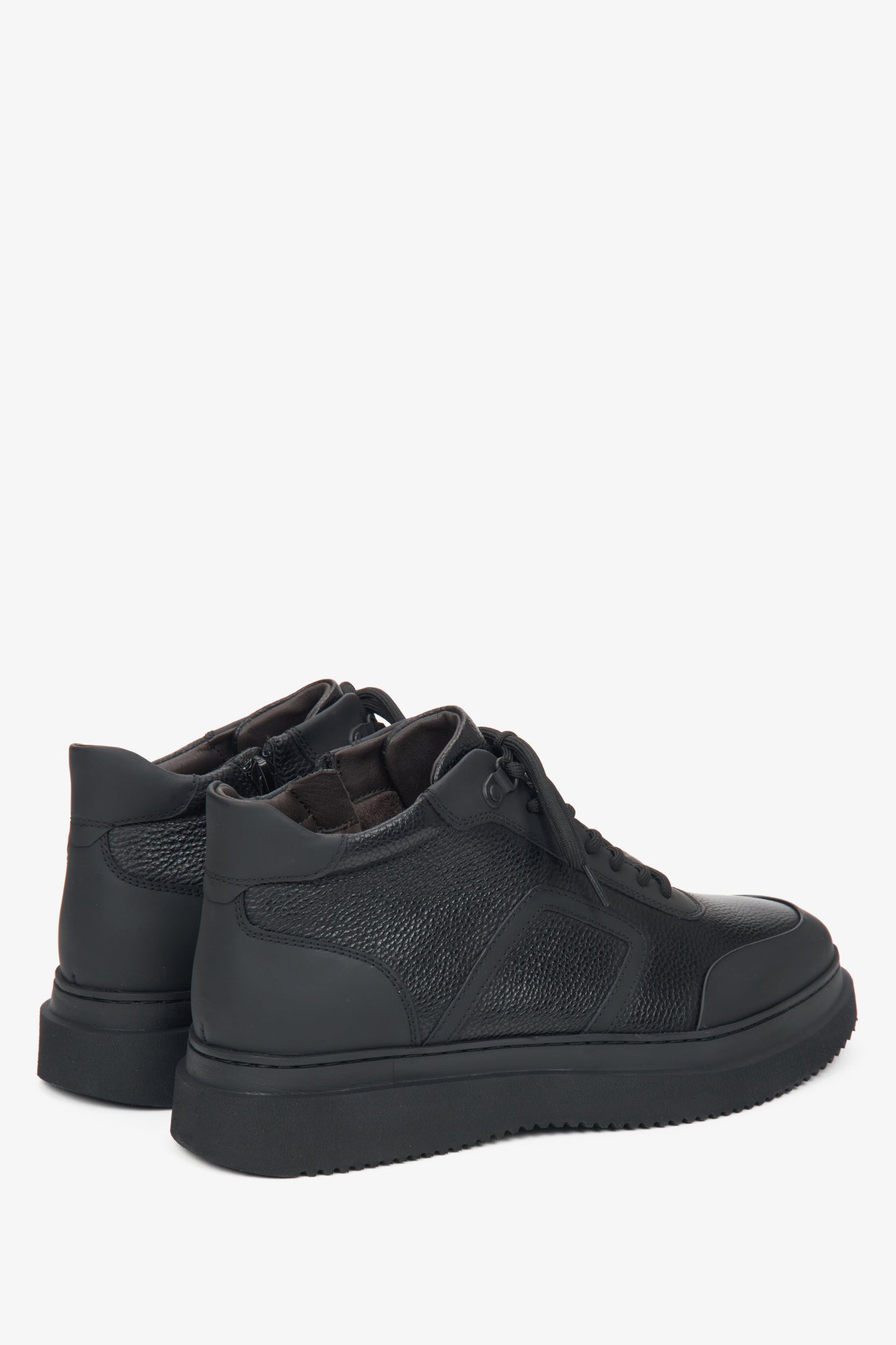 Herren-Stiefeletten aus schwarzem Echtleder mit warmer Fütterung, gefertigt von Estro – Fersenpartie.