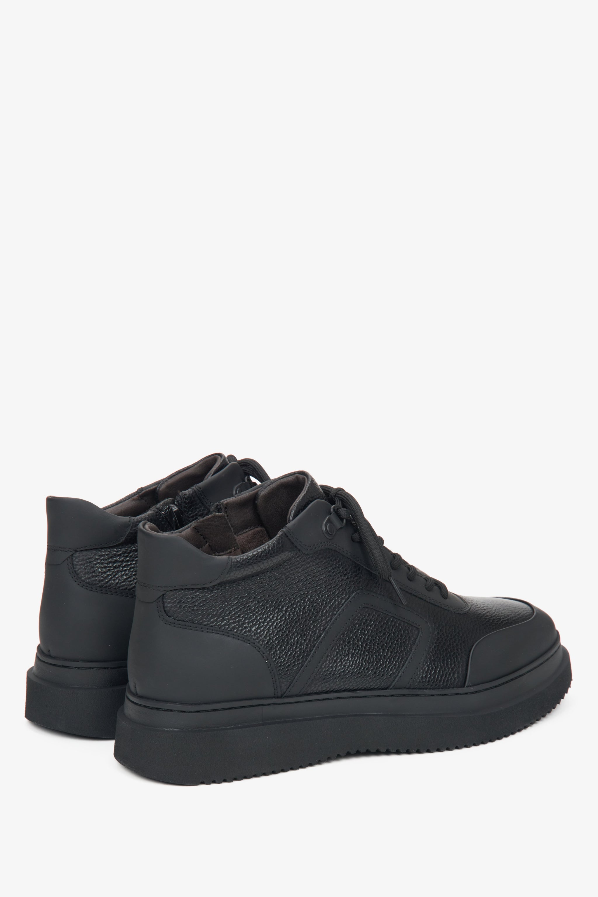 Herren-Stiefeletten aus schwarzem Echtleder mit warmer Fütterung, gefertigt von Estro – Fersenpartie.
