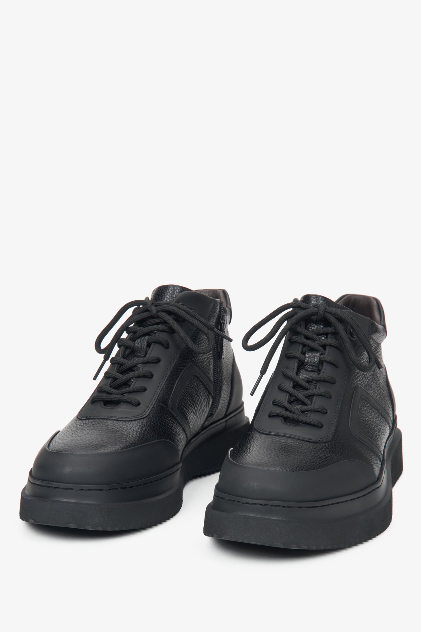 Herren-Stiefeletten aus echtem Leder in Schwarz mit gemütlicher Polsterung, designt von Estro – Schuhspitze.