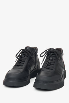 Herren-Stiefeletten aus echtem Leder in Schwarz mit gemütlicher Polsterung, designt von Estro – Schuhspitze.