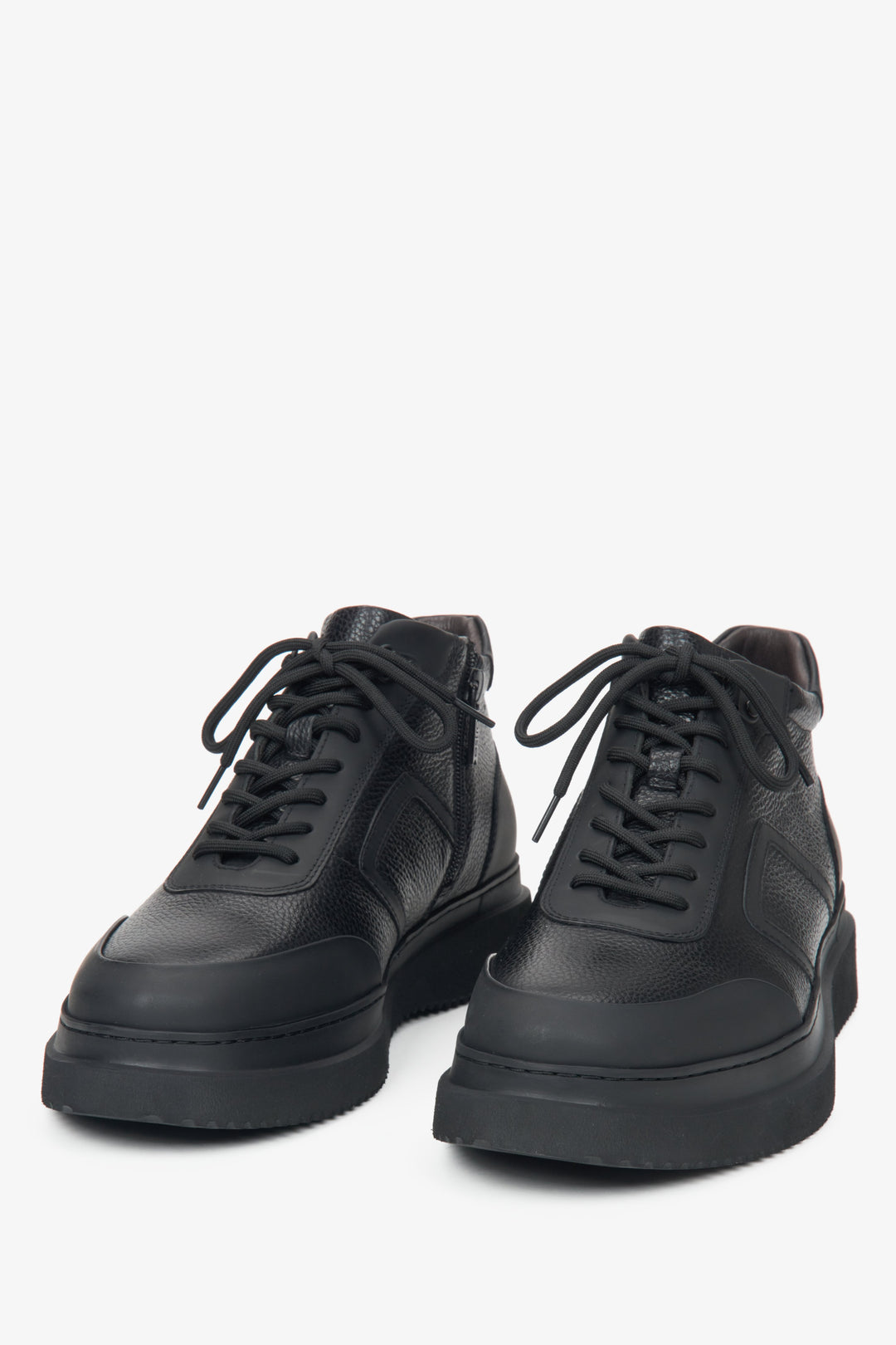 Herren-Stiefeletten aus echtem Leder in Schwarz mit gemütlicher Polsterung, designt von Estro – Schuhspitze.