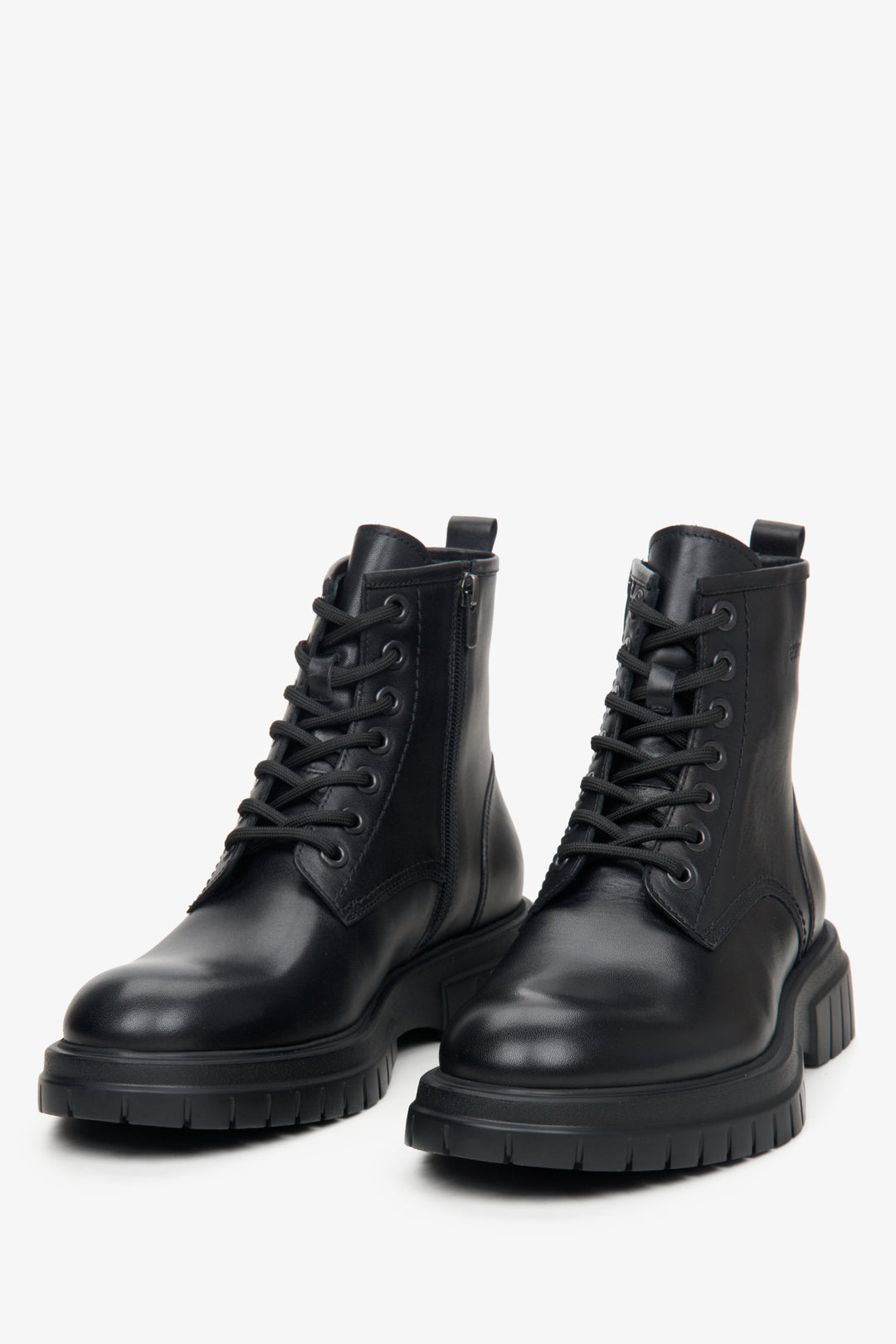 Schwarze Herren-Stiefeletten aus Leder von Estro – Nahaufnahme der Schuhspitze und der dekorativen Schnürung.