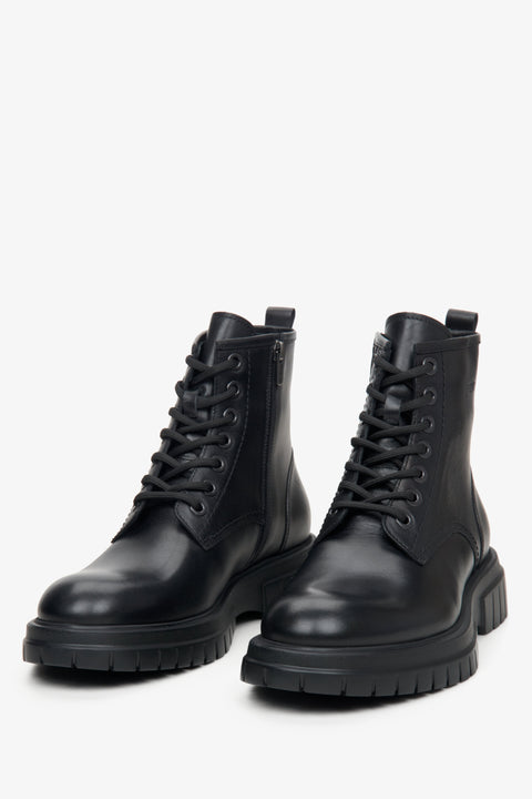 Schwarze Herren-Stiefeletten aus Leder von Estro – Nahaufnahme der Schuhspitze und der dekorativen Schnürung.