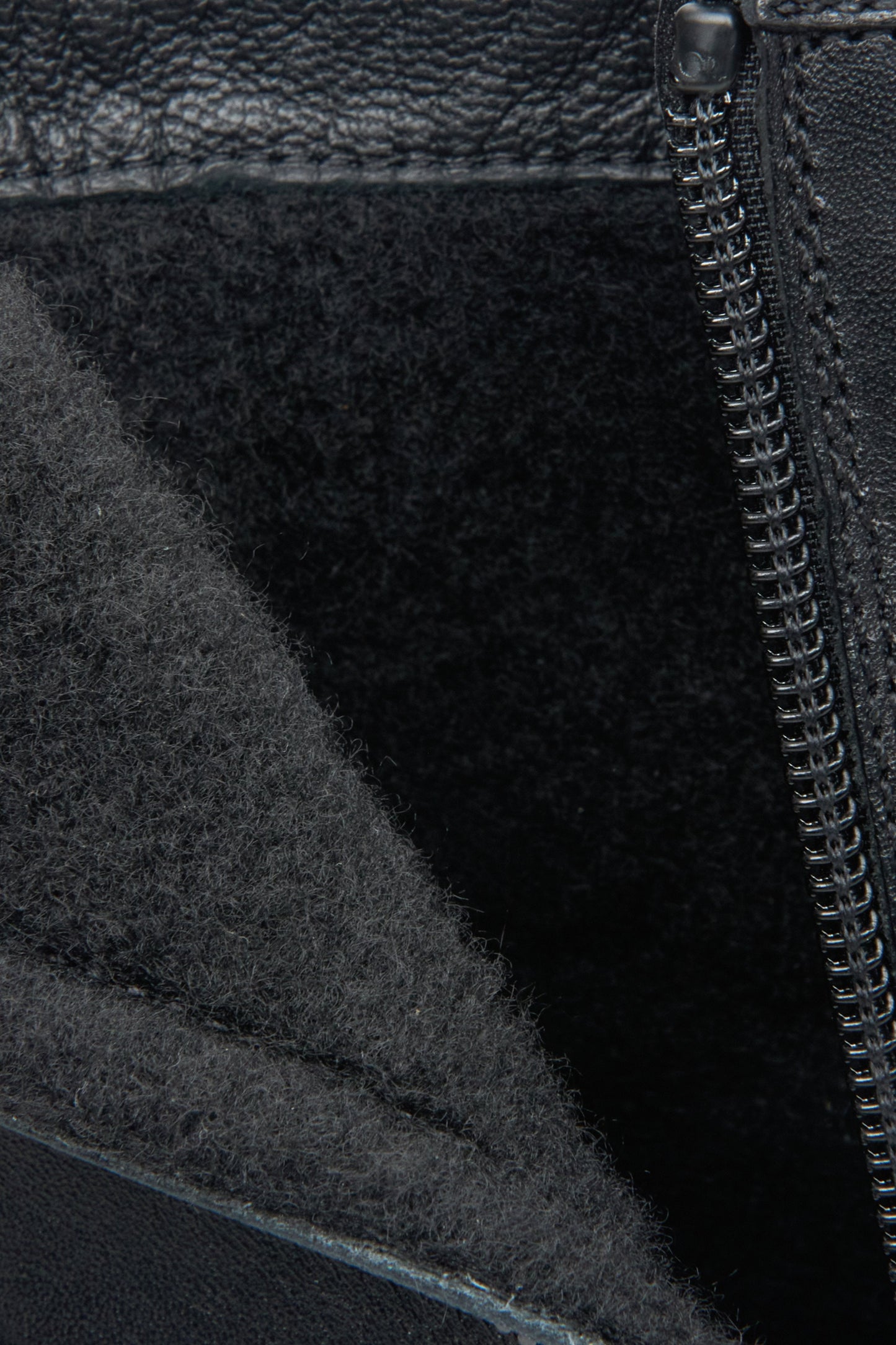 Herren-Stiefeletten für den Herbst in Schwarz von Estro – Nahaufnahme des Schuhinneren.