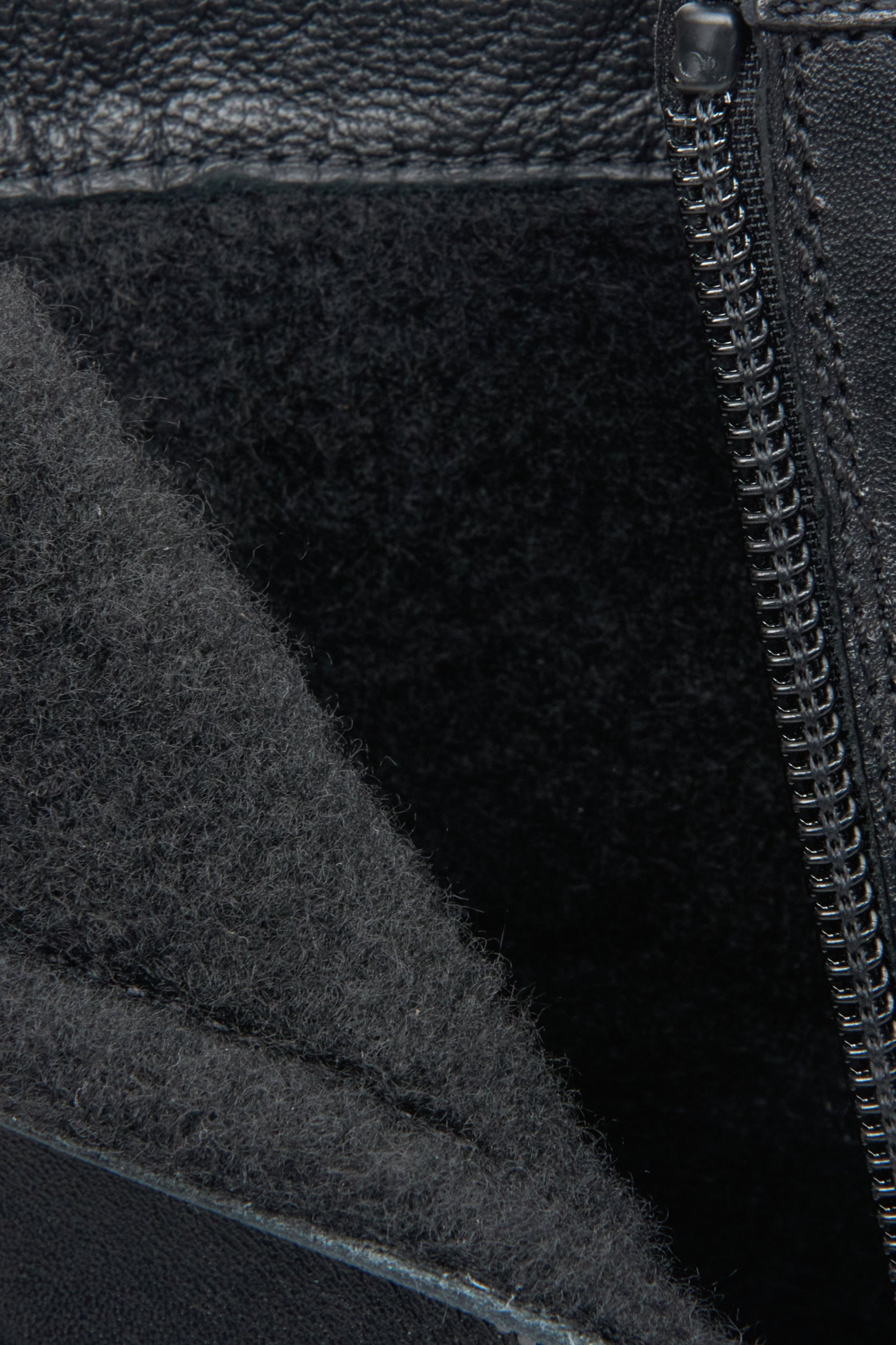 Herren-Stiefeletten für den Herbst in Schwarz von Estro – Nahaufnahme des Schuhinneren.