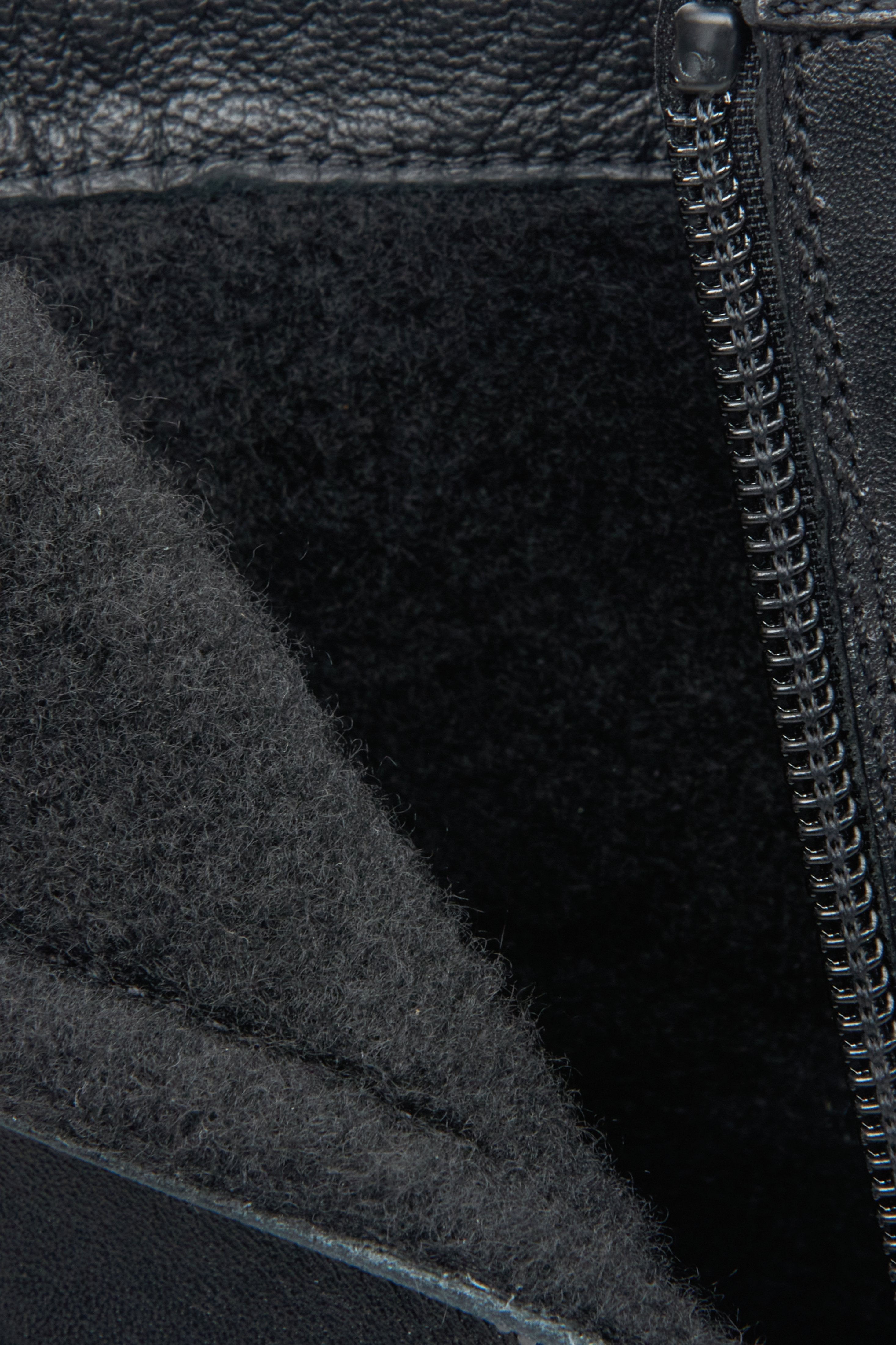 Herren-Stiefeletten für den Herbst in Schwarz von Estro – Nahaufnahme des Schuhinneren.