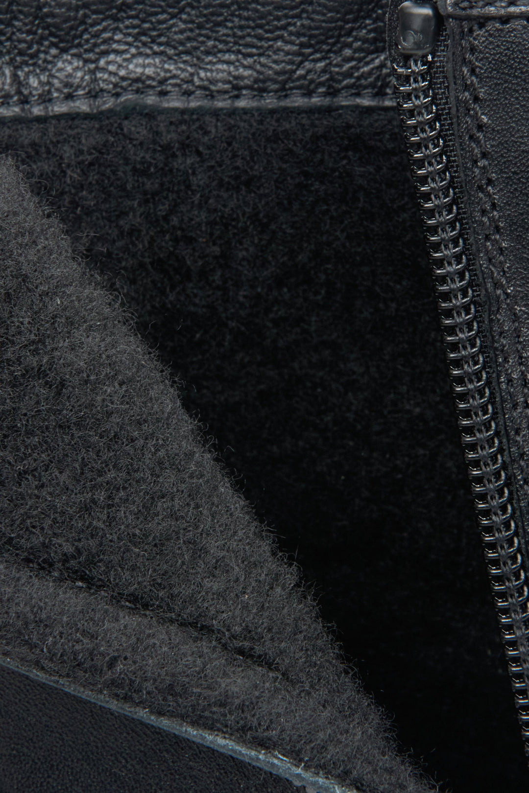 Herren-Stiefeletten für den Herbst in Schwarz von Estro – Nahaufnahme des Schuhinneren.