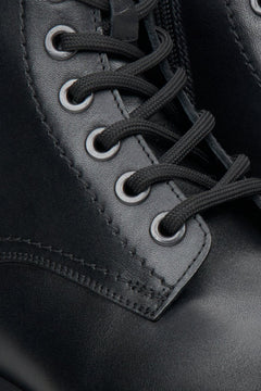 Herren-Stiefeletten in Schwarz für den Herbst von Estro – Detailansicht.