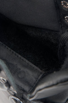 Nahaufnahme des weichen Textilkragens und des wärmenden Synthetikfutters im Inneren der schwarzen Stiefelette