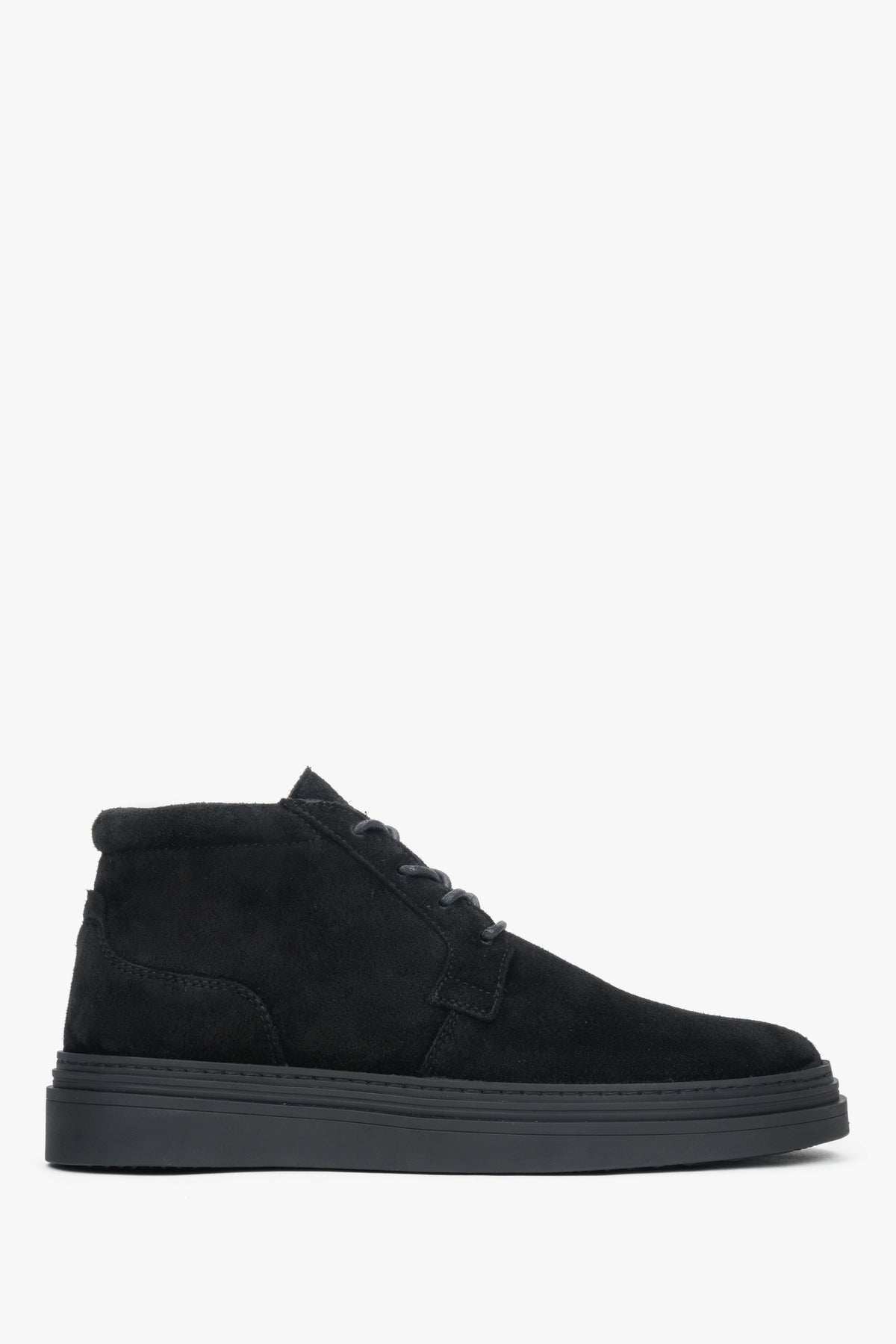 Flaches Seitenprofil der schwarzen Herren-Stiefeletten aus Premium-Velours