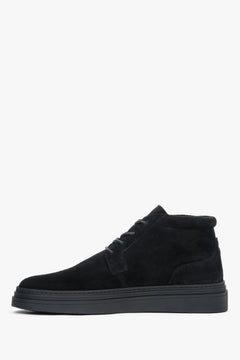 Seitenansicht der schwarzen Herrenschuhe mit flacher TR-Sohle