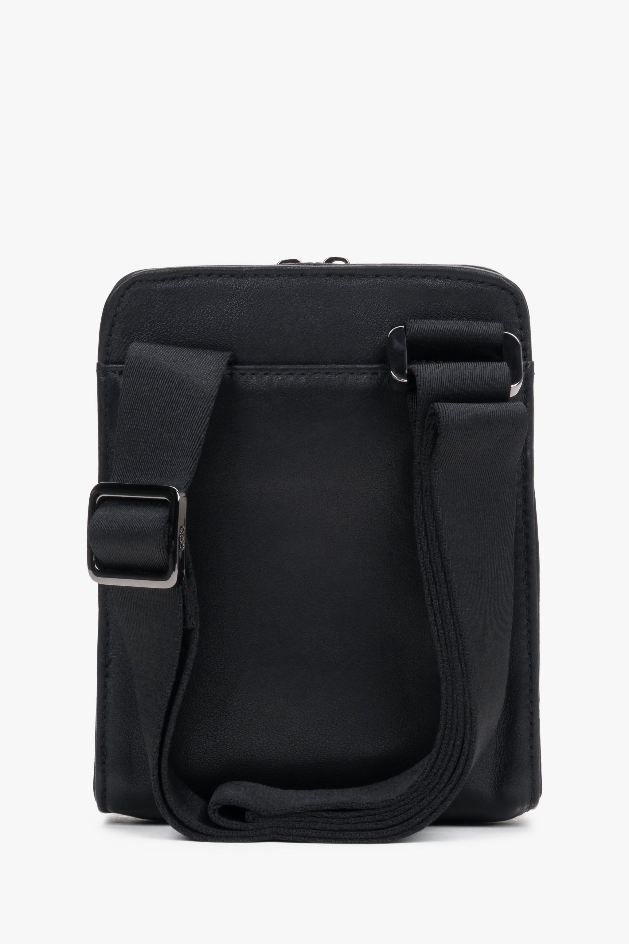 Rückansicht der kompakten Herrentasche mit sicher befestigtem, verstellbarem Textilgurt 