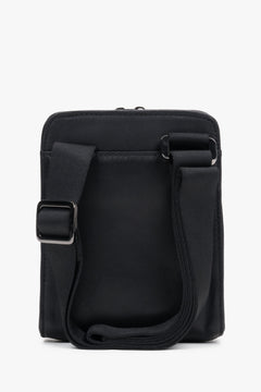 Rückansicht der kompakten Herrentasche mit sicher befestigtem, verstellbarem Textilgurt 