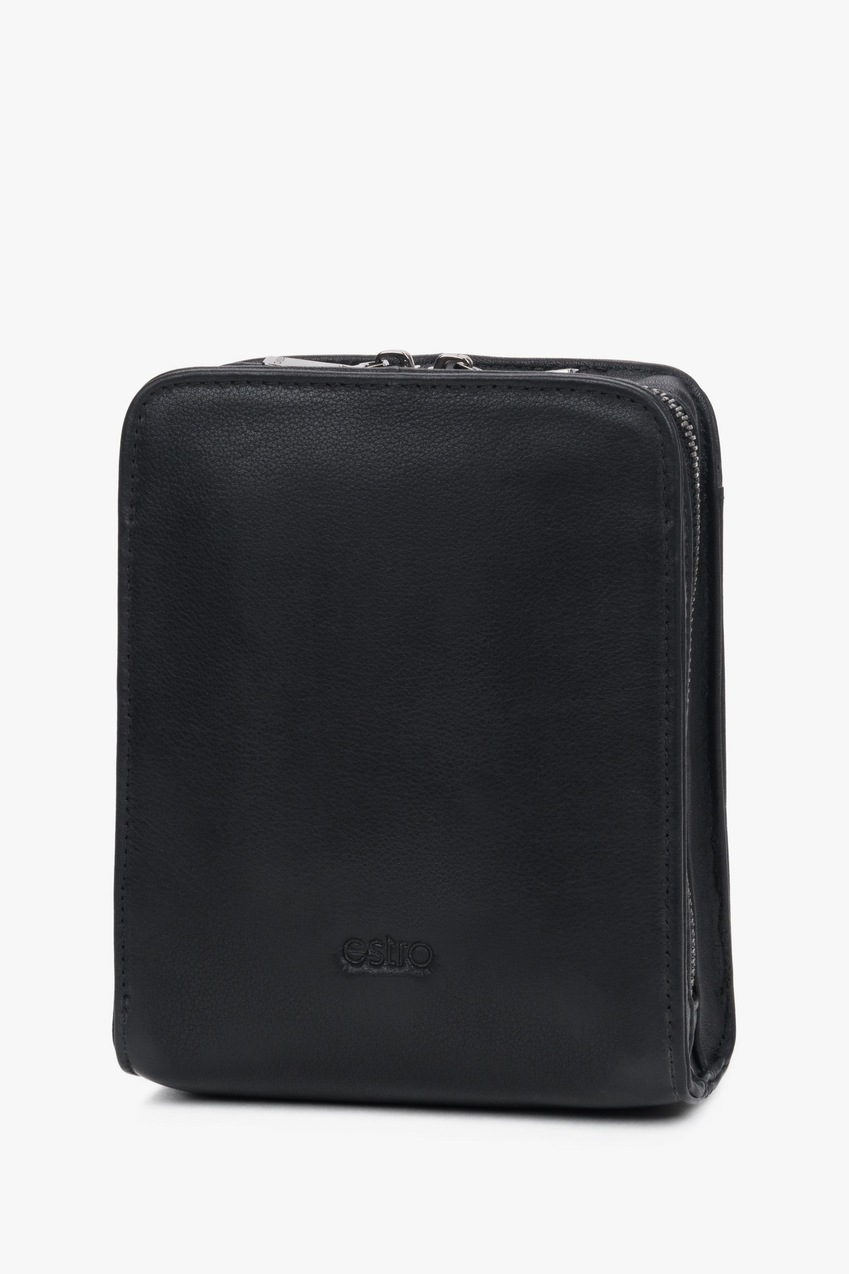 Schrägansicht der Umhängetasche, die das minimalistische Design und das schlanke 5-cm-Profil zeigt 