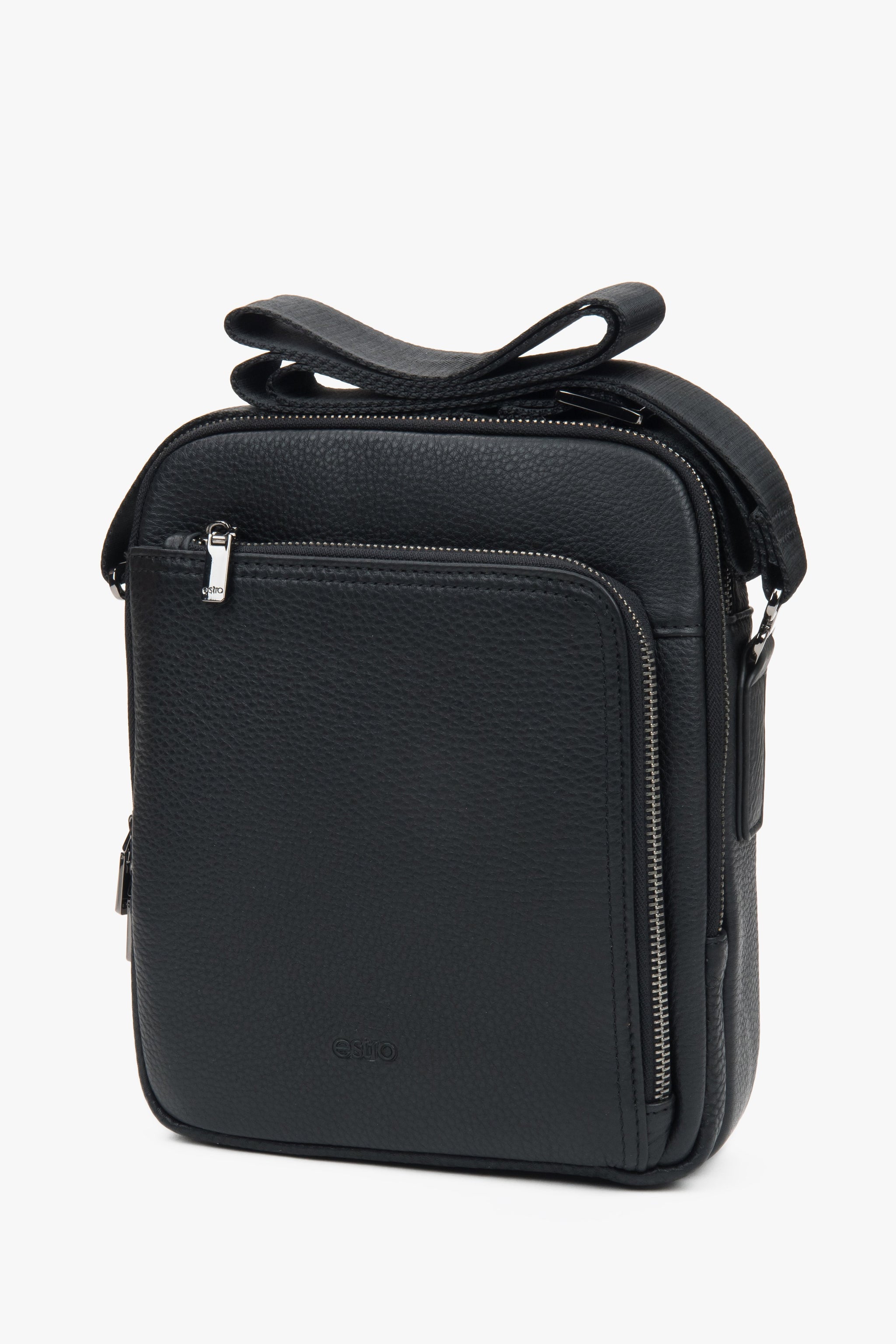 Schrägansicht der kompakten schwarzen Crossbody-Tasche, die das schlanke Profil und die markante Lederstruktur hervorhebt 