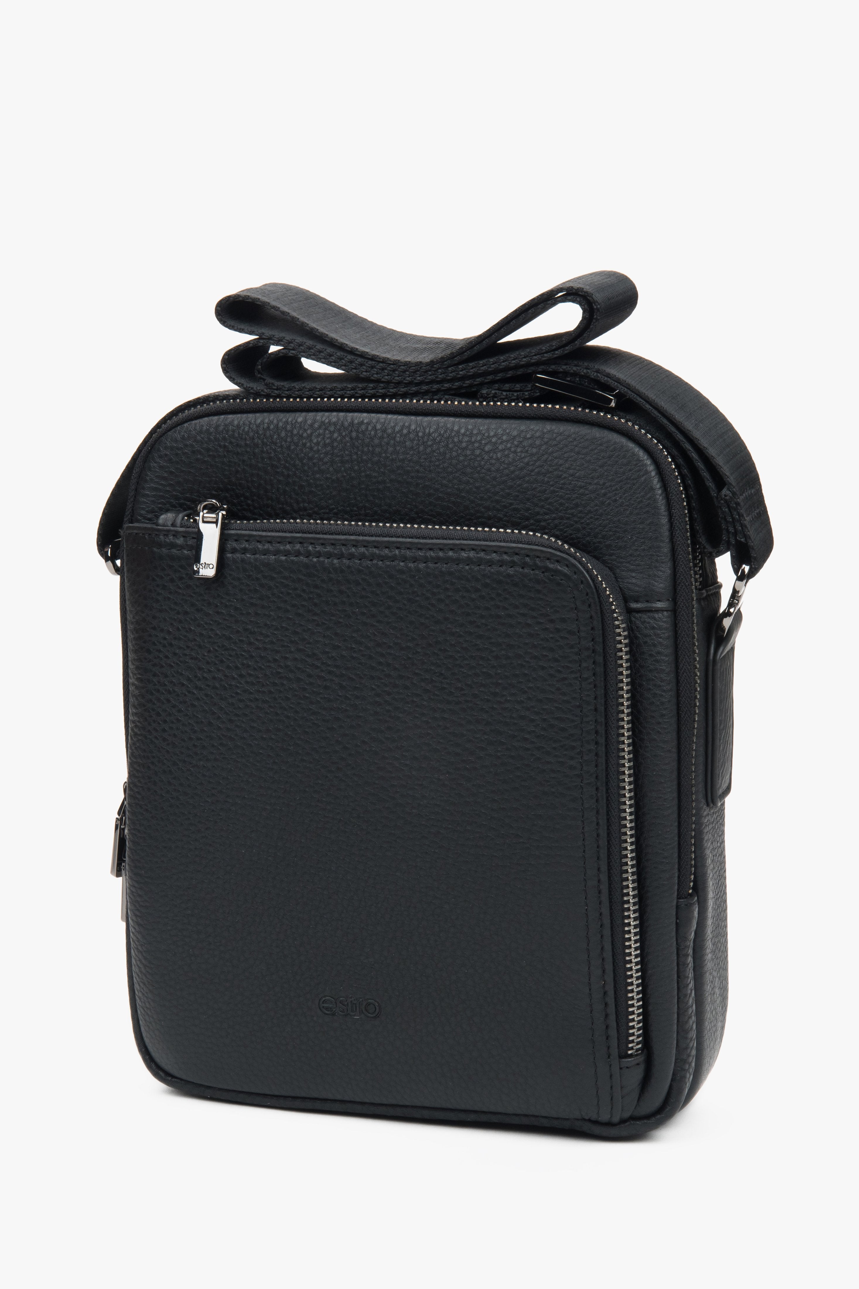 Schrägansicht der kompakten schwarzen Crossbody-Tasche, die das schlanke Profil und die markante Lederstruktur hervorhebt 