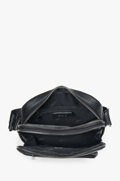 Blick von oben auf die geöffnete Tasche, der die drei geräumigen, separaten Hauptfächer mit Reißverschlüssen präsentiert 
