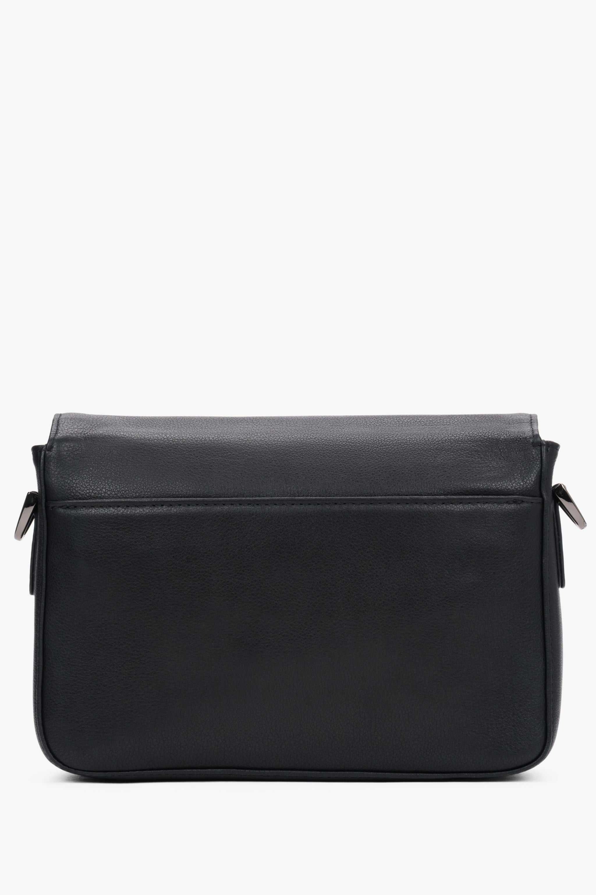 Rückansicht der kompakten schwarzen Herrentasche, die das glatte, minimalistische Design präsentiert 