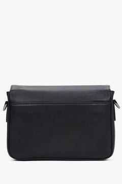 Rückansicht der kompakten schwarzen Herrentasche, die das glatte, minimalistische Design präsentiert 
