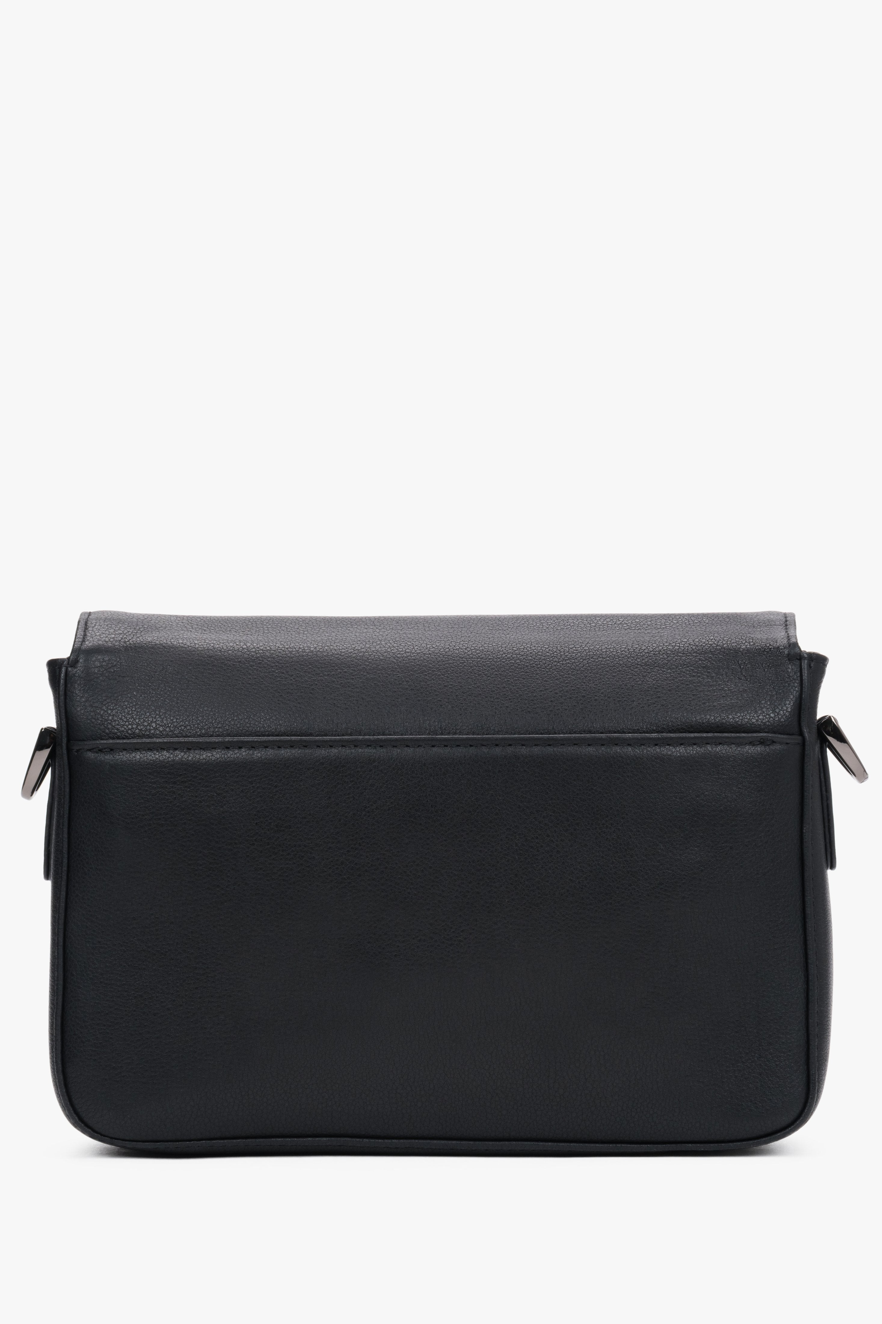 Rückansicht der kompakten schwarzen Herrentasche, die das glatte, minimalistische Design präsentiert 